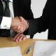 dos personas firmando un convenio